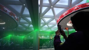 10-raja-bursa-saham-ri-di-semester-i-emiten-udang-bisa-terbang-2000-1751370518052_169