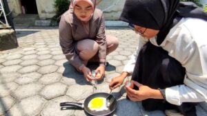 6522c034893ac-dua-orang-warga-kelurahan-pati-lor-kecamatan-pati-kota-kabupaten-pati-jawa-tengah-melakukan-eksperimen-goreng-telur-dibawah-terik-sinar-matahari_665_374