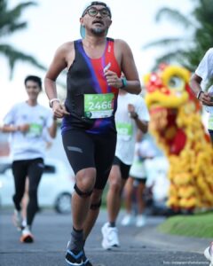 Dengan sandal Swallow Rp15 ribu @alfadistianisme berhasil menaklukkan Surabaya Orthopedic Half (1)