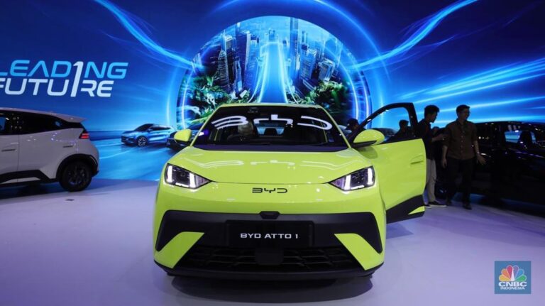 byd-memperkenalkan-kendaraan-barunya-byd-atto-1-di-internasional-auto-show-giias-2025-di-tangerang-banten-rabu-2372025-cnbc-in-1753267562164_169