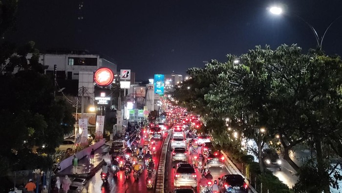 lalin-jalan-margonda-macet-parah-usai-depok-diguyur-hujan-deras_169