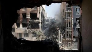 pemandangan-dari-ruang-keluarga-sebuah-bangunan-residensial-yang-hancur-akibat-serangan-israel-di-teheran-iran-1750386575412_169