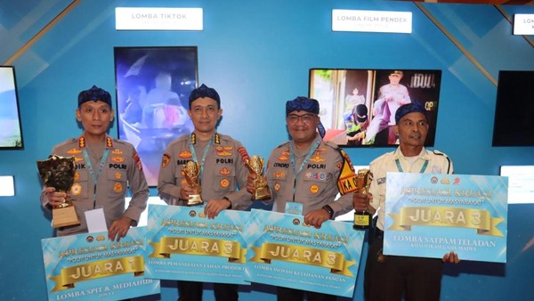 peraih-penghargaan-dari-awarding-day-divhumas-polri-2025-1753255379074_169