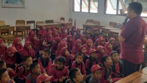 susana-belajar-di-kelas-jauh-sd-inpres-kalosi-kabupaten-pinrang-1753696254214_169