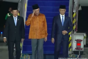 tiba-di-jakarta-pm-malaysia-anwar-ibrahim-disambut-jajar-kehormatan-ixo