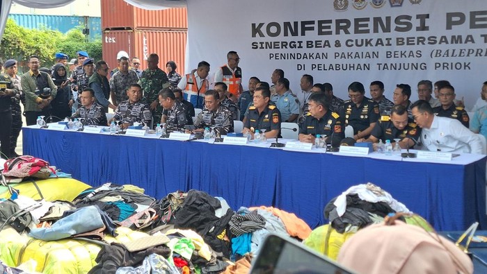 bea-cukai-bongkar-penyelundupan-pakaian-tas-bekas-di-tanjung-priok-1755160437306_169