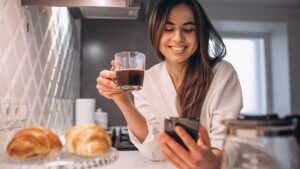 biar-jantung-sehat-dan-umur-panjang-ini-waktu-terbaik-minum-kopi-menurut-sainsfoto-freepikcomsenivpetro-1754984978808_169