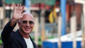 jeff-bezos-memberi-isyarat-saat-meninggalkan-hotel-aman-venice-menjelang-pernikahan-mereka-yang-diharapkan-di-venesia-italia-2-1750918972917_169