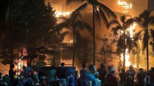 kantor-dprd-makassar-dibakar-massa-1756479214930_169