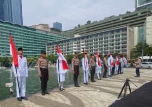 paskibra-dan-polisi-kumandangkan-indonesia-raya-di-bundaran-hi-1-14082025-144414