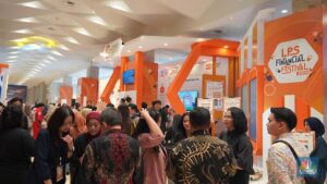 sejumlah-pengunjung-mulai-memadati-dyandra-convention-center-untuk-menghadiri-lps-financial-festival-2025-hari-ke-2-di-surabay-1754536987676_169