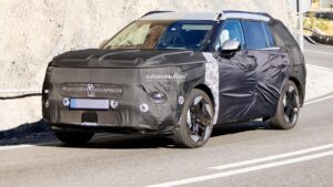 008984700_1756961389-2027-hyundai-tucson-looks-boxy-will-debut-pleos-operating-system_5