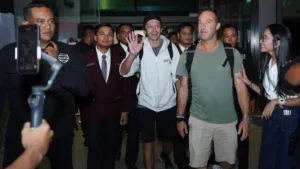 099587900_1759196342-Valentino_Rossi_menyapa_penggemar_saat_tiba_di_bandara_Soekarno-Hatta__Tangerang_pada_Senin_malam__29_9_