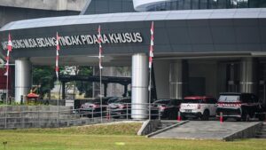 kejagung-sita-mobil-mewah-diduga-milik-riza-chalid-1754379084721_169