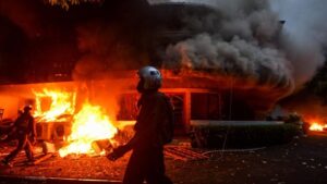 massa-aksi-bakar-mess-mpr-di-bandung-1756468957125_169