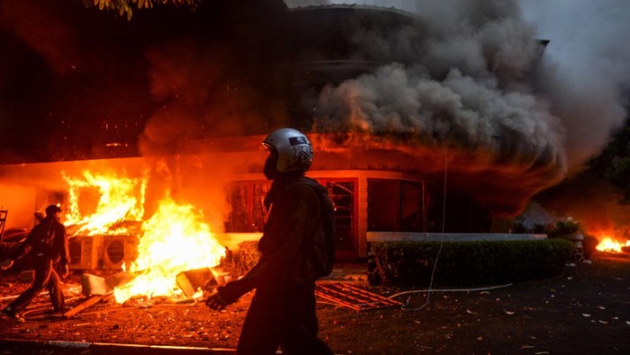 massa-aksi-bakar-mess-mpr-di-bandung-1756468957125_169