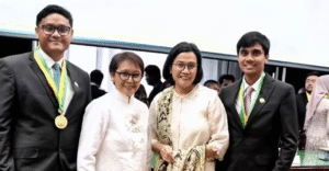sri-mulyani--retno-marsudi-happy-anaknya-samasama-wisuda-dokter-spesialis-ui_281229 (1)