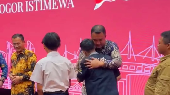 video-kakak-adik-di-parung-bogor-bergantian-seragam-dan-sepatu-untuk-berangkat-sekolah-viral-di-medsos-keduanya-lalu-diundang--1758171501148_169