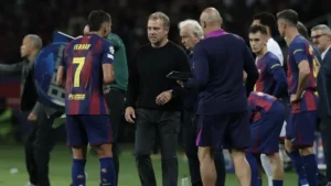 030700800_1759367469-Pelatih_Barcelona__Hansi_Flick