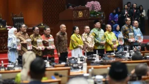 047245800_1759388822-Pimpinan_DPR_RI_dalam_foto_bersama_saat_penyerahan_buku_laporan_kinerja_DPR_RI_tahun_sidang_2024___220251002125051