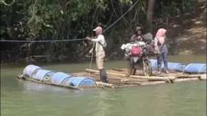 056466000_1759922252-Warga_Lampung_Menyebrangi_Sungai__2_