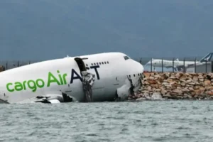 Pesawat-kargo-teronggok-sebagian