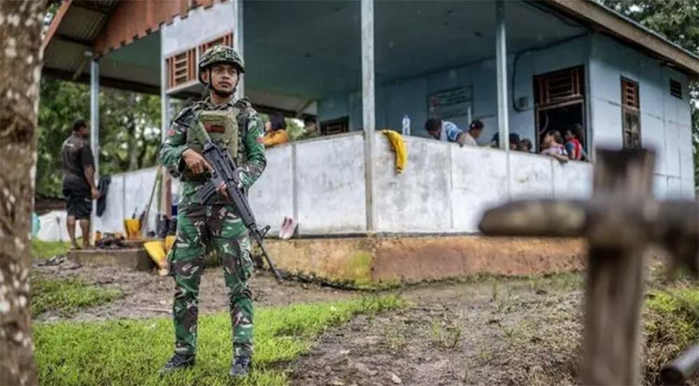 Prajurit TNI dari Satuan Tugas Pengamanan Perbatasan (Satgas Pamtas) RI-Papua Nugini (PNG)