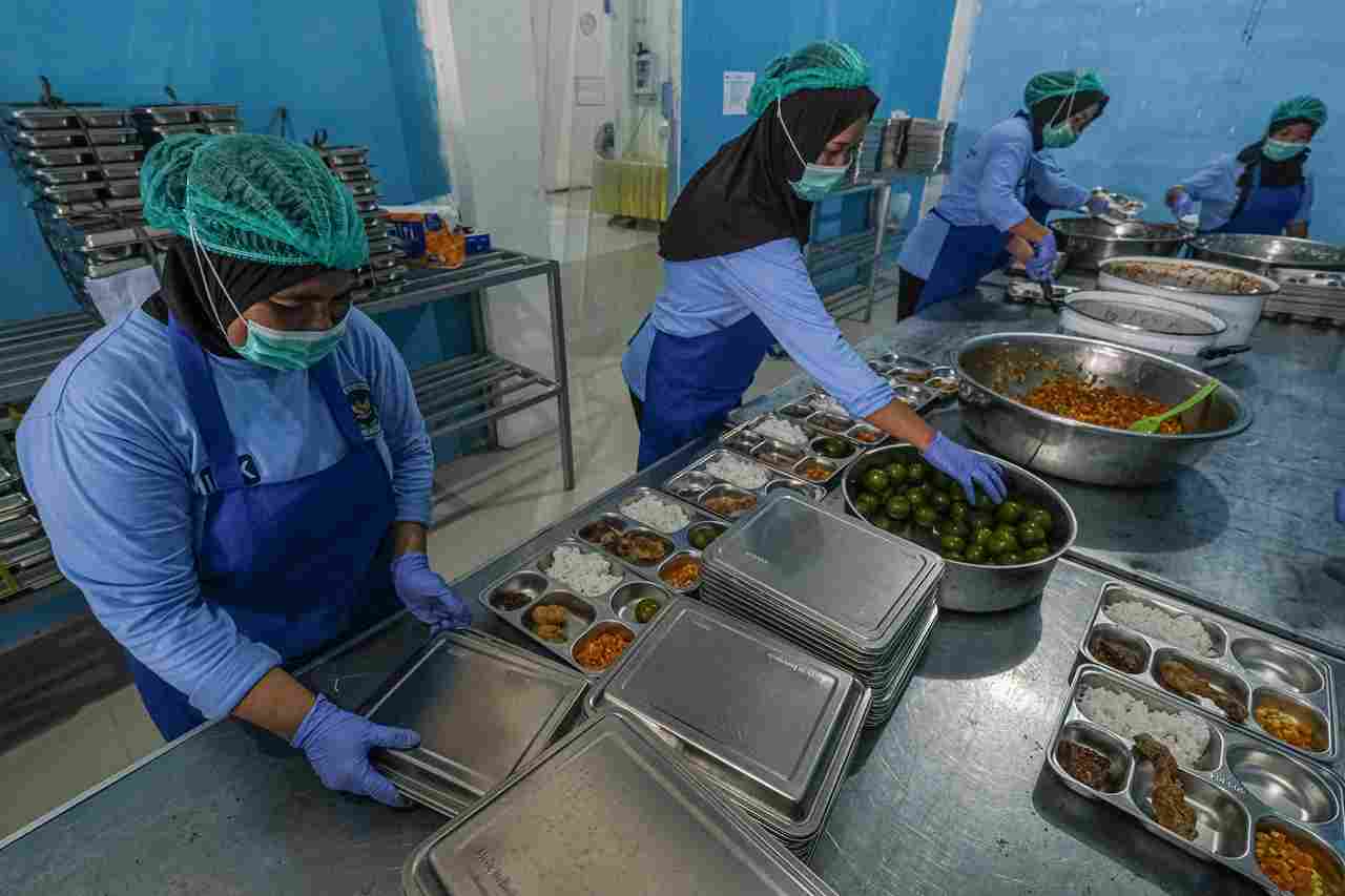 Sejumlah_petugas_SPPG_menyiapkan_Makan_Bergizi_Gratis_MBG_di_SPPG_Tunggala_Kendari_Sulawesi_Tenggara_69c5a807d6