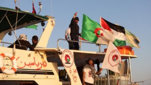 awak-kapal-berinteraksi-dari-atas-kapal-bagian-dari-armada-sumud-global-yang-bertujuan-mencapai-gaza-dan-menerobos-blokade-lau-1759104901929_169