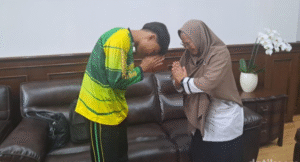 gubernur-banten-andra-soni-mempertemukan-kepala-sman-1-cimarga-dini-fitri-dengan-murid-yang-ketahuan-merokok-bernama-indra-ari-1760515808807_169