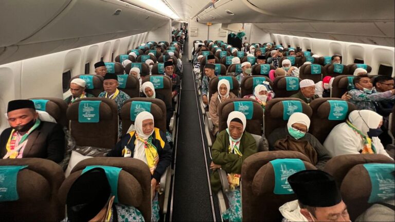 jemaah_haji_di_pesawat_4128583cd1