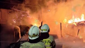 kebakaran-rumah-di-pademangan-jakut-rabu-15102025-dini-hari-tadi-menewaskan-4-orang-1760495326908_169