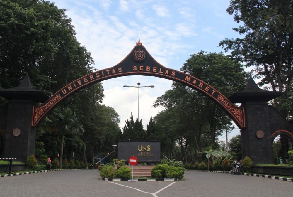 large_Gerbang_UNS_c7f4e1dcfd