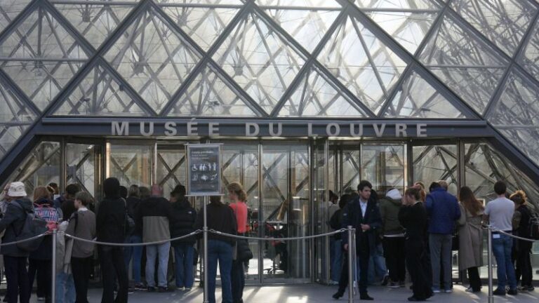 pencuri_louvre_d5e7158960