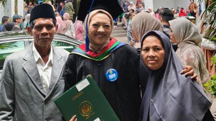 petani-berhasil-menyekolahkan-putrinya-S1-di-UNJ