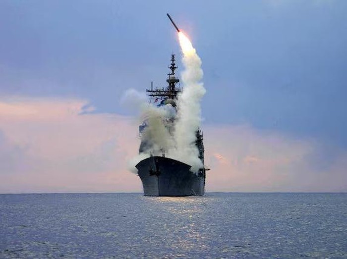 rudal-tomahawk-diluncurkan-dari-kapal-perang-as-1760327818337_43