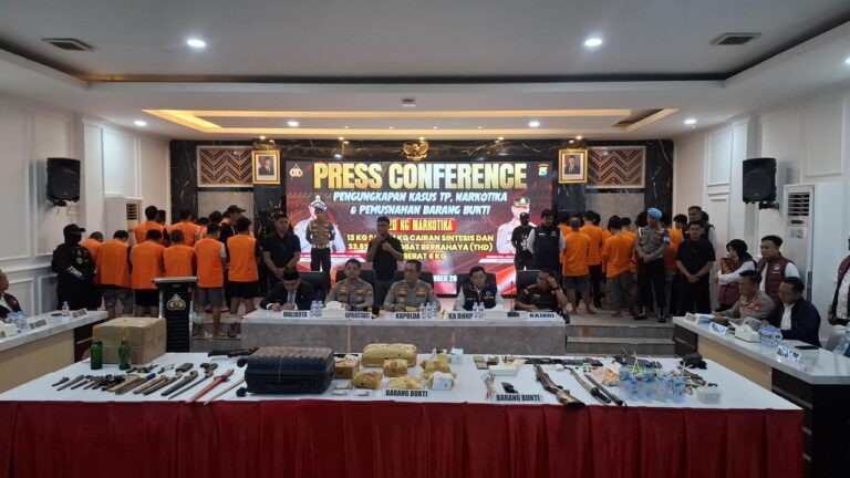 027056200_1762772491-Polisi_tangkap_29_orang_gerebek_kampung_narkoba_makassar
