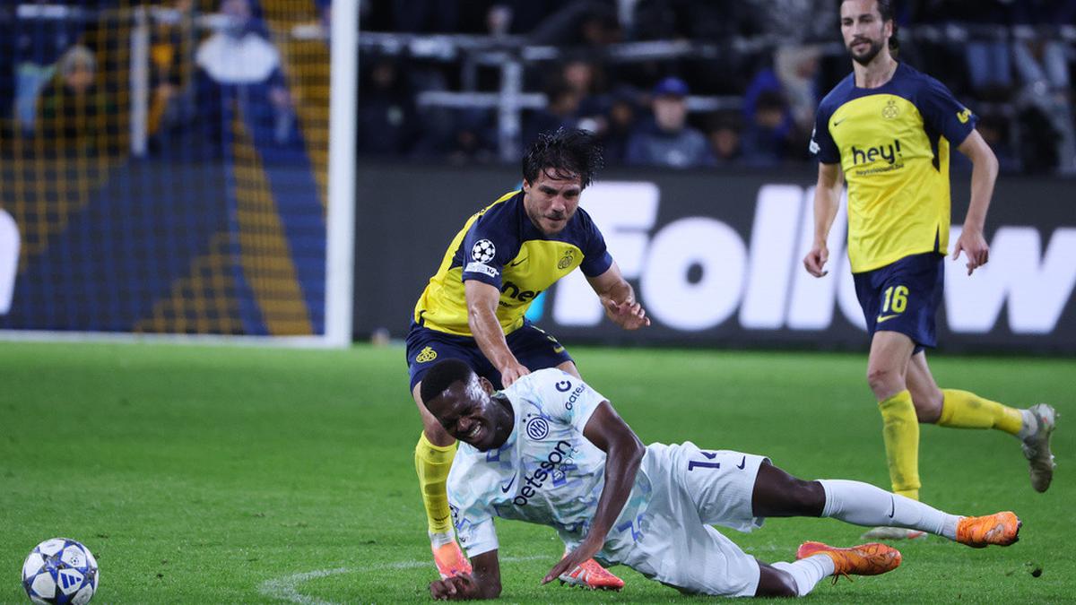 081136900_1762239187-Inter_Milan_s_Ange-Yoan_Bonny__center__falls_as_he_fights_for_the_ball_with_Union_SG_s_Kevin_Mac_Allister