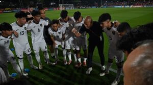 58784-pelatih-timnas-indonesia-u-17-nova-arianto-ketiga-kanan