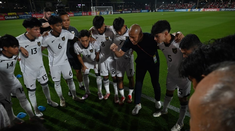 58784-pelatih-timnas-indonesia-u-17-nova-arianto-ketiga-kanan