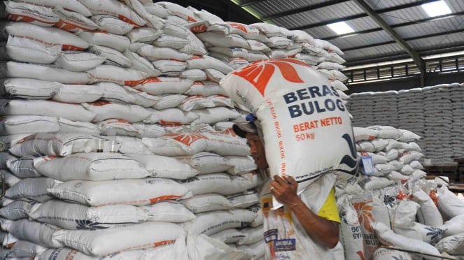 5be40794457d9-pekerja-mengangkut-karung-berisi-beras-stok-rasta-raskin-beras-untuk-warga-pras_663_372