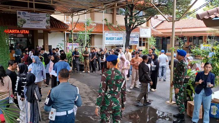 LEDAKAN SMAN 72 - Ratusan siswa mendatangi SMAN 72 Jakarta