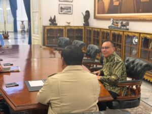 Prabowo_ngobrol_dengan_Dasco_3c8613e9d3