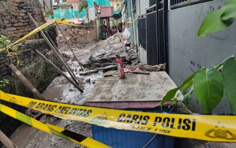 Tembok_Roboh_di_Palmerah_1_bb0a0d12a9 (1)