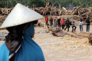 antarafoto_akses_jalan_di_tapanuli_selatan_putus_akibat_banjir_bandang_1764428111_cee5023a44