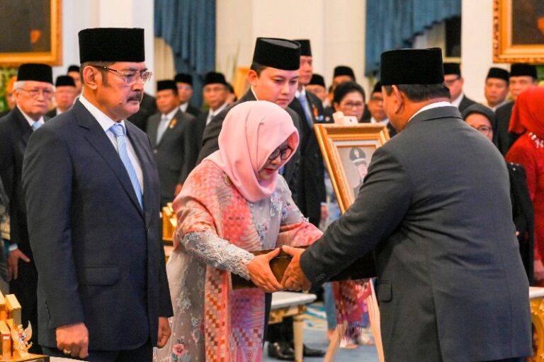 antarafoto_penganugerahan_gelar_pahlawan_nasional_1762779208_2fa0670901