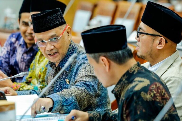 antarafoto_raker_komisi_viii_dpr_dengan_menteri_haji_dan_umrah_1764063623_15672a288a