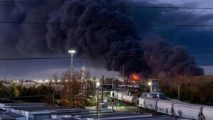 asap-mengepul-dari-reruntuhan-pesawat-kargo-ups-md-11-setelah-jatuh-saat-lepas-landas-dari-bandara-internasional-louisville-mu-1762306833646_169