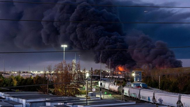 asap-mengepul-dari-reruntuhan-pesawat-kargo-ups-md-11-setelah-jatuh-saat-lepas-landas-dari-bandara-internasional-louisville-mu-1762306833646_169