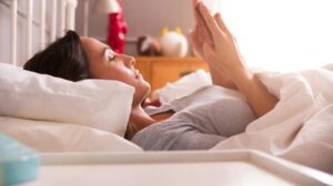 ilustrasi-main-hp-di-kasur-1745415437722_169